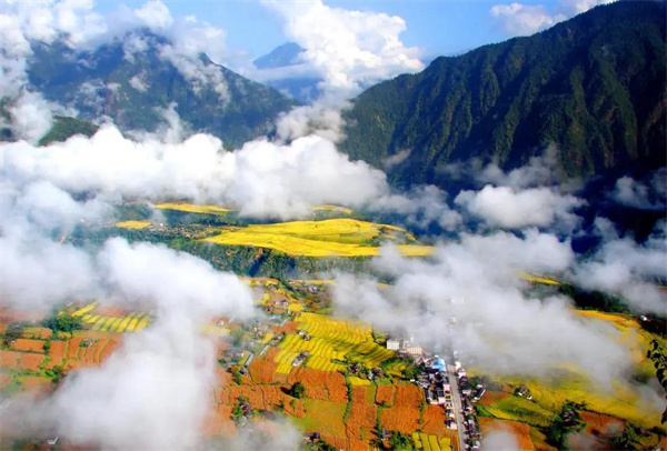 奮力建設(shè)世界級高山峽谷旅游勝地